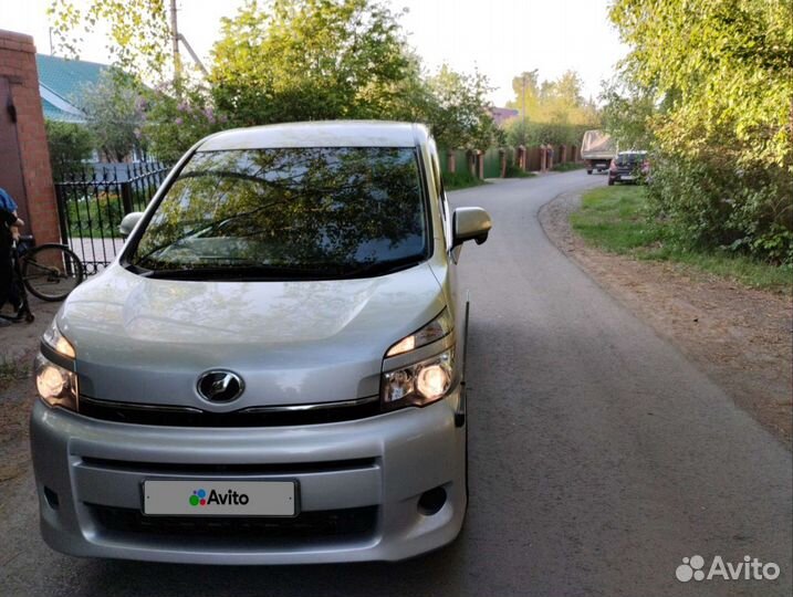 Toyota Voxy 2.0 CVT, 2011, 131 000 км