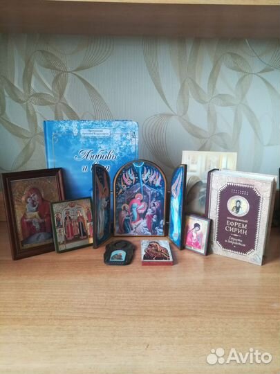 Иконы и книги