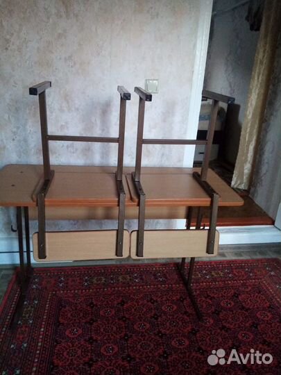 Школьная парта и стулья