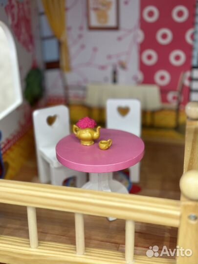 Большой кукольный домик с мебелью
