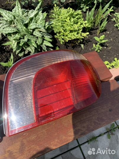 Фонарь правый задний Toyota vitz 99-04