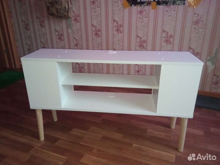 Тумба под телевизор с деревянными ножками