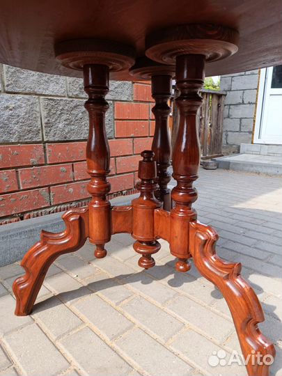 Круглый антикварный стол