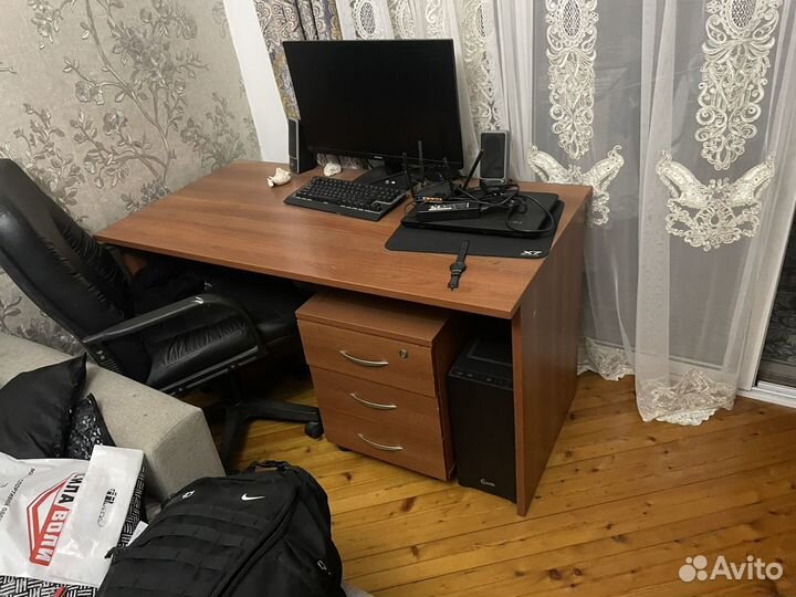 Офисный стол, кресло,шкафф подкатной
