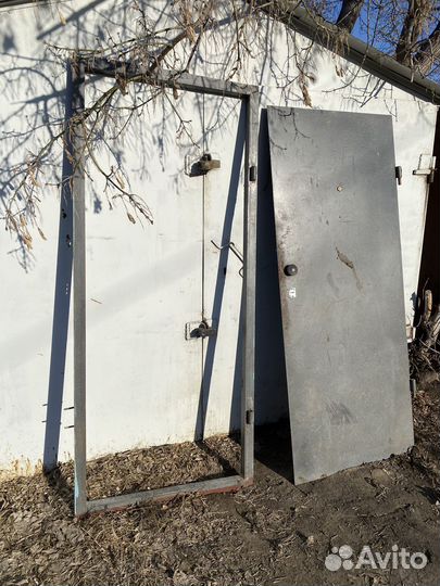 Дверь железная входная с щеколдой, б у