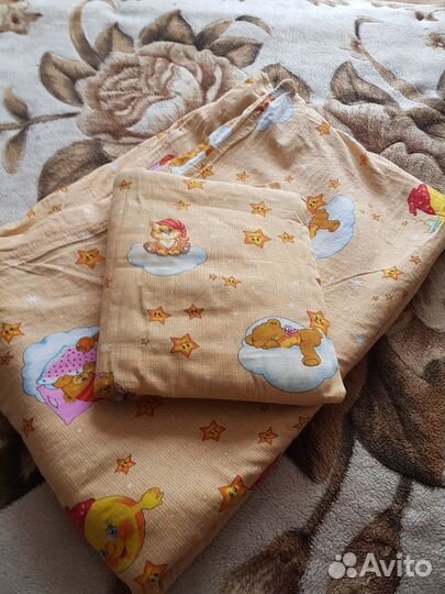 Детское одеяло и подушка в кроватку