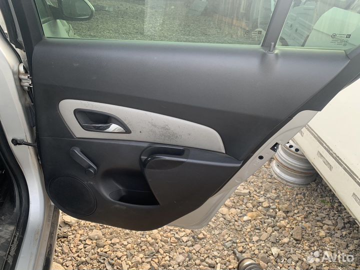 Обшивка двери chevrolet cruze