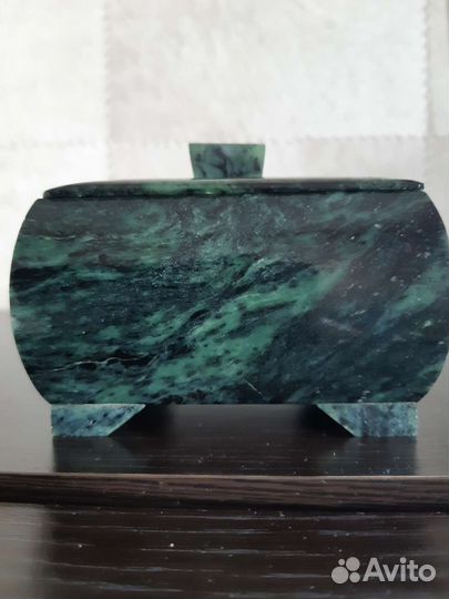 Шкатулка из нефрита