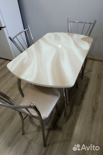 Кухонный стол и стулья