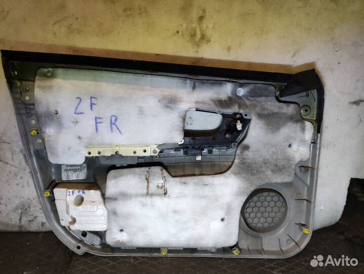 Обшивка передней правой двери Kia Cerato 1