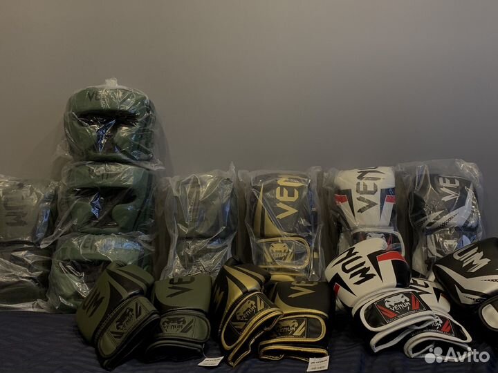 Боксерские перчатки и шлем Venum