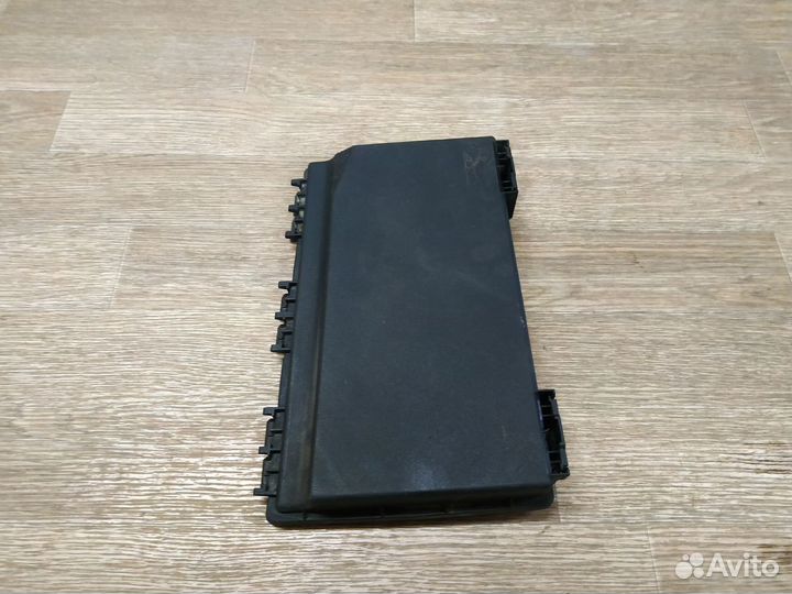 Крышка блока предохранителей Opel Astra H / Zafira