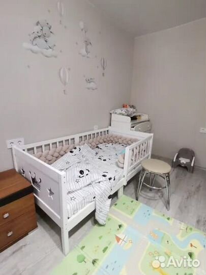 Кроватка для малыша из натурального дерева с борти