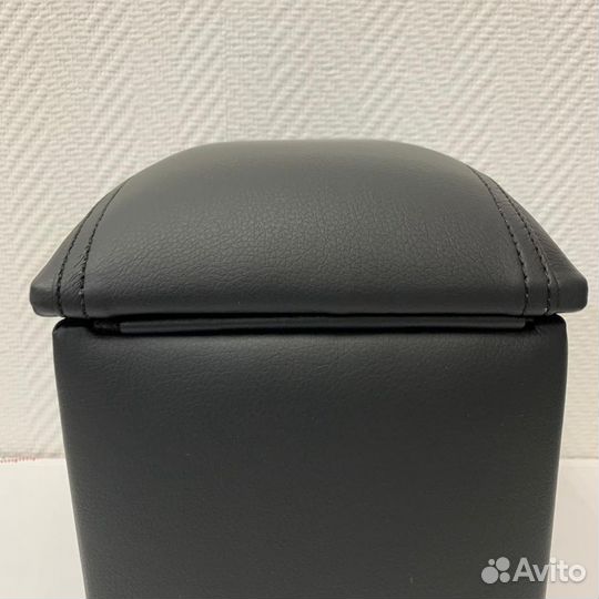 Штатный подлокотник Volkswagen polo VI (2020)