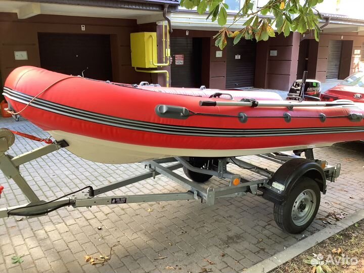 Надувная лодка риб с мотором и прицепом