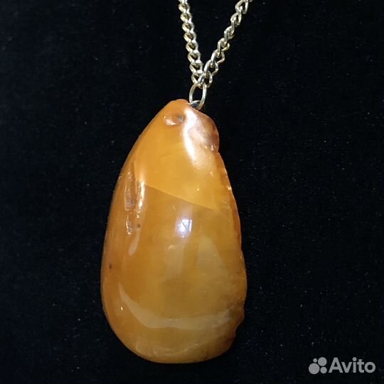 Крупный кулон из янтаря