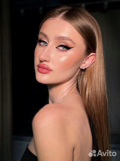 Визажист бровист