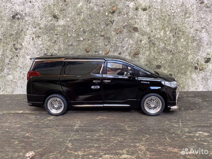 Модель Тойота Alphard черный масштаб 1:18