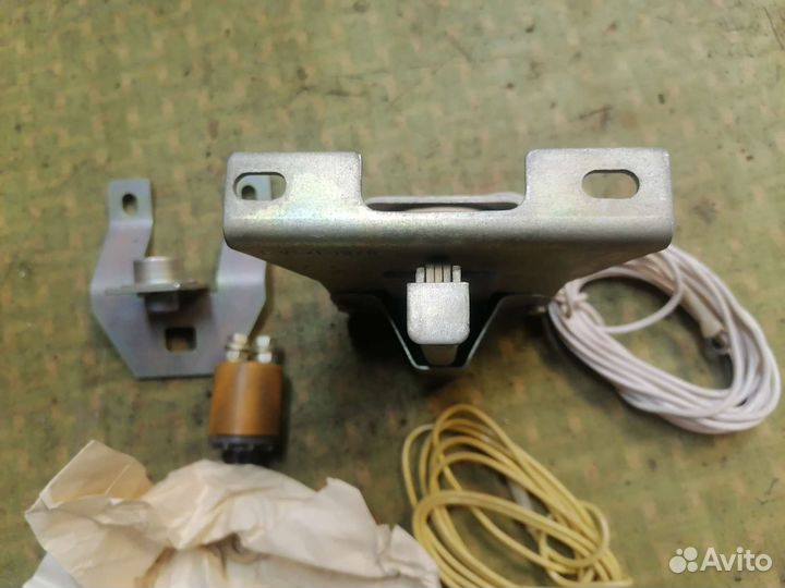 Электромагнитный замок на багажник