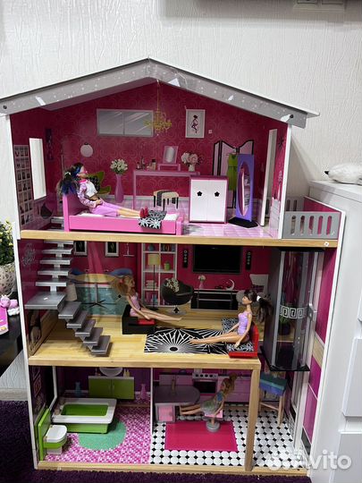 Кукольный домик с мебелью и куклами