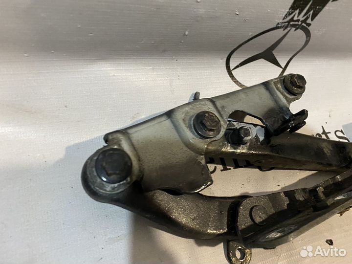 Петля капота левая Mercedes w220