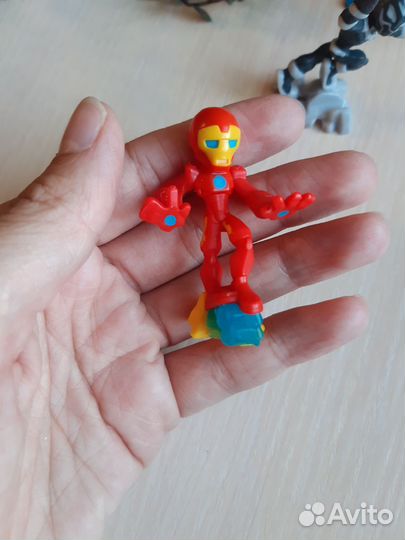 Игрушки kinder Герои Марвел пакетом