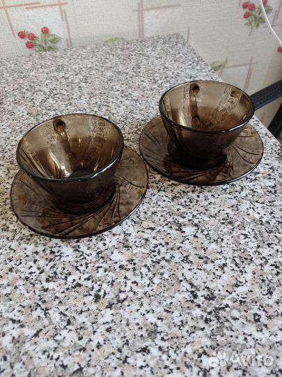 Чашка с блюдцем из коричневого стекла