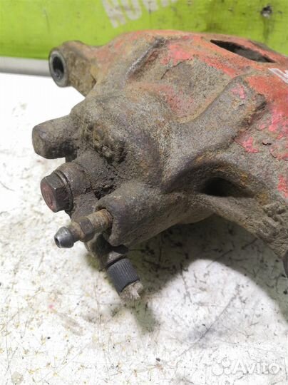 Суппорт передний правый Митсубиси Лансер 10