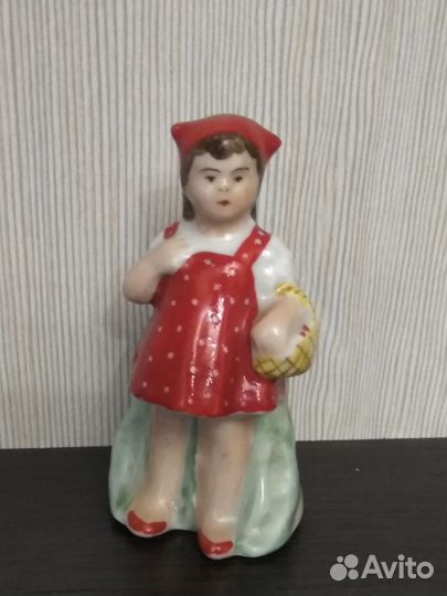 Фарфоровая статуэтка. Первомайское