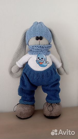 Вязаная игрушка ручной работы заяц