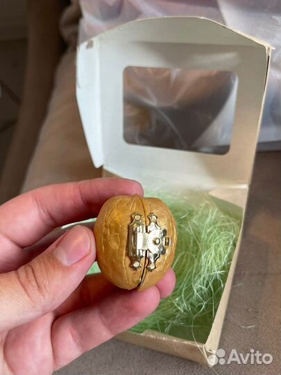 Сувенир миниатюра Байкал в скорлупе грецкого ореха