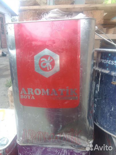 Вроде какой-то лак 2канистры запечатаны