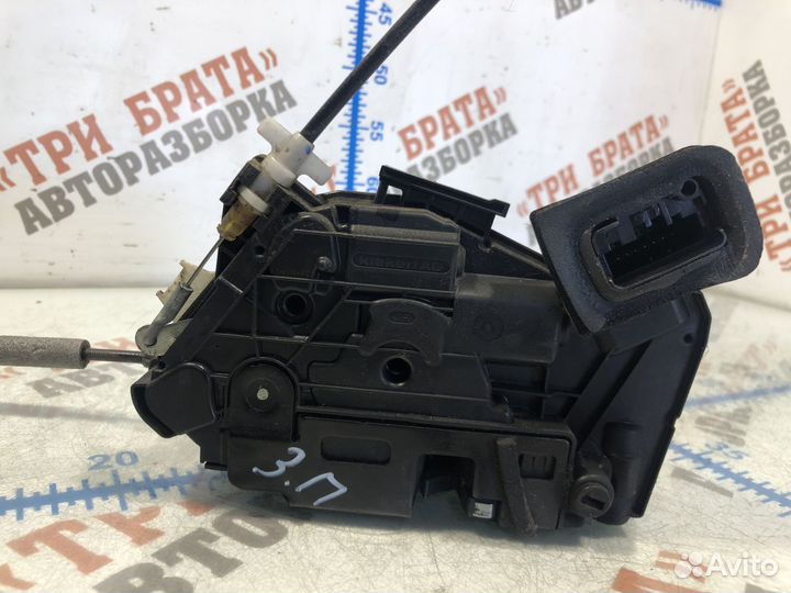 Шкода Рапид Замок задней двери Прав