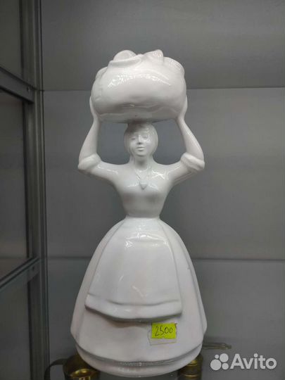 Фигурка фарфоровая Женщина с мешком