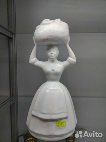 Фигурка фарфоровая Женщина с мешком