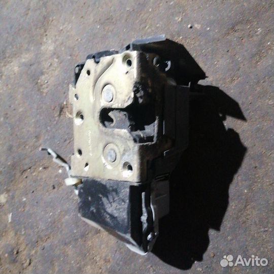 Замок передней правой двери peugeot 307