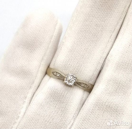 Кольцо с природным камнем Золото