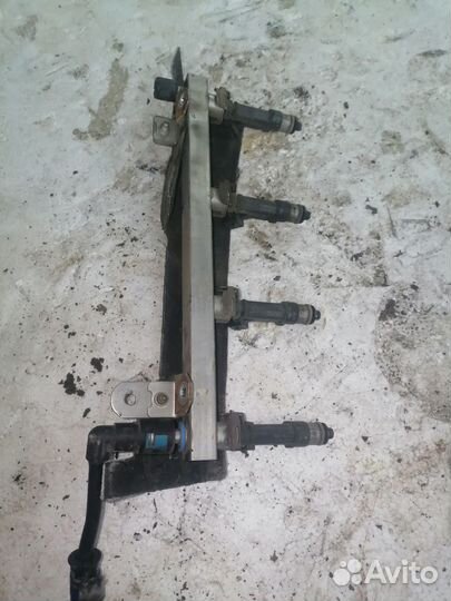 Топливная рампа в сборе с форсунками Опель Корса Д