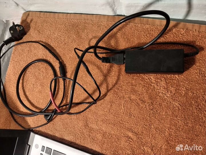 Офисный ноутбук с двумя мышками