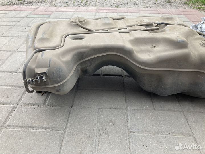 Топливный бак на nissan tiida c11