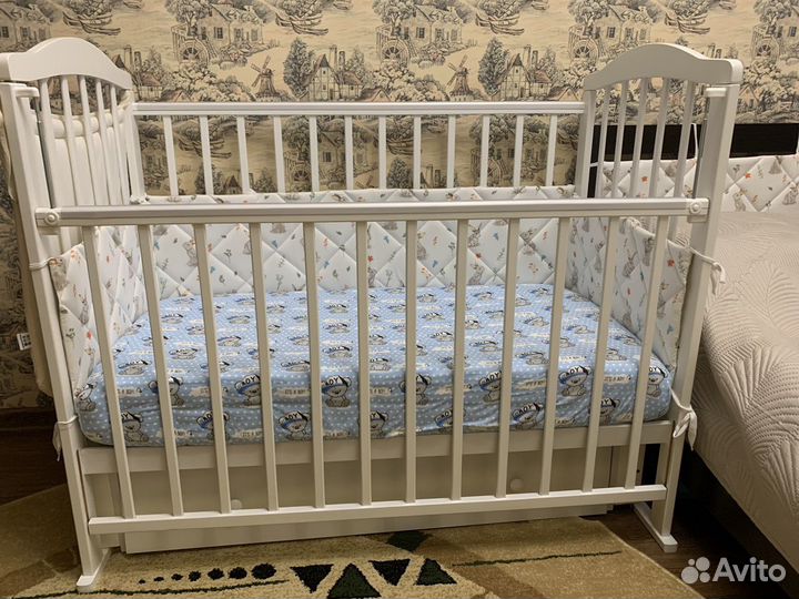 Детская кроватка с маятником и ящиком