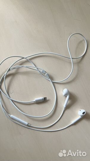Наушники apple earpods lightning проводные