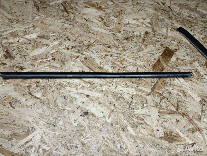 Уплотнитель двери Toyota Corolla CE108 задней прав