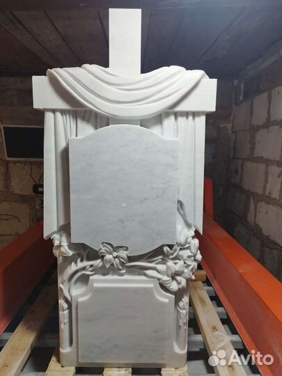 Памятник Крест и лилии из белого мрамора