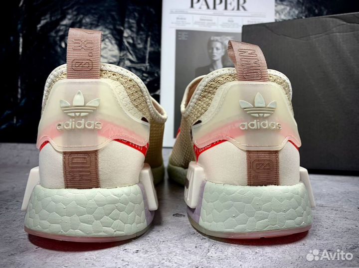 Кроссовки adidas boost бежевые