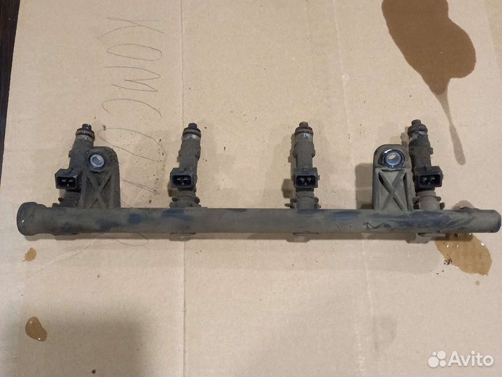 Топливная рампа с форсунками Renault Logan 1