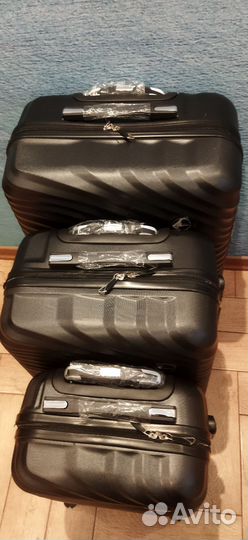 Чемоданы чёрные на колёсах
