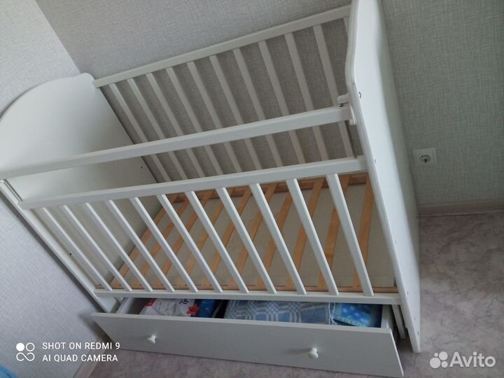 Детская кроватка с маятником