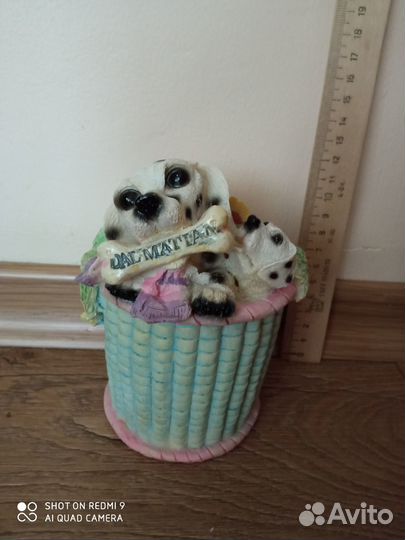 Копилка фигурка статуэтка собачки в корзине 14 см