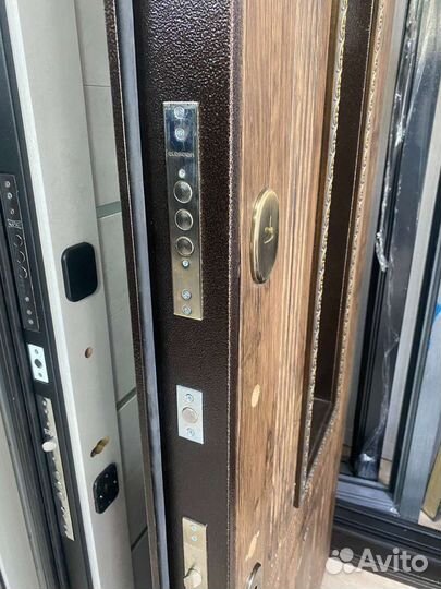 Дверь входная, со стеклом,ковкой